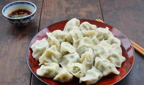 在选择大型水饺机时